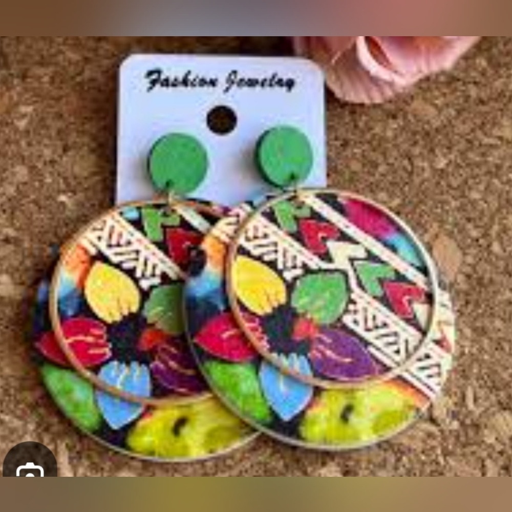 Earrings Fashion Jewelry with Green and Multicolor Design